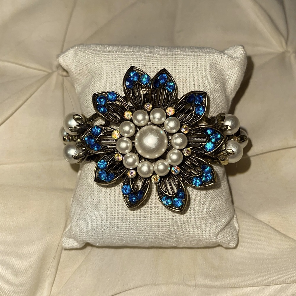 Blue/pearl flower bracelet